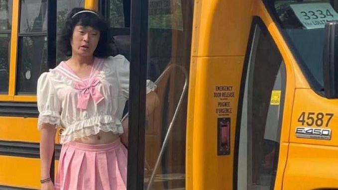 加拿大亞裔男校巴司機著水手服+過膝襪開工　遭家長質疑戀童被炒
