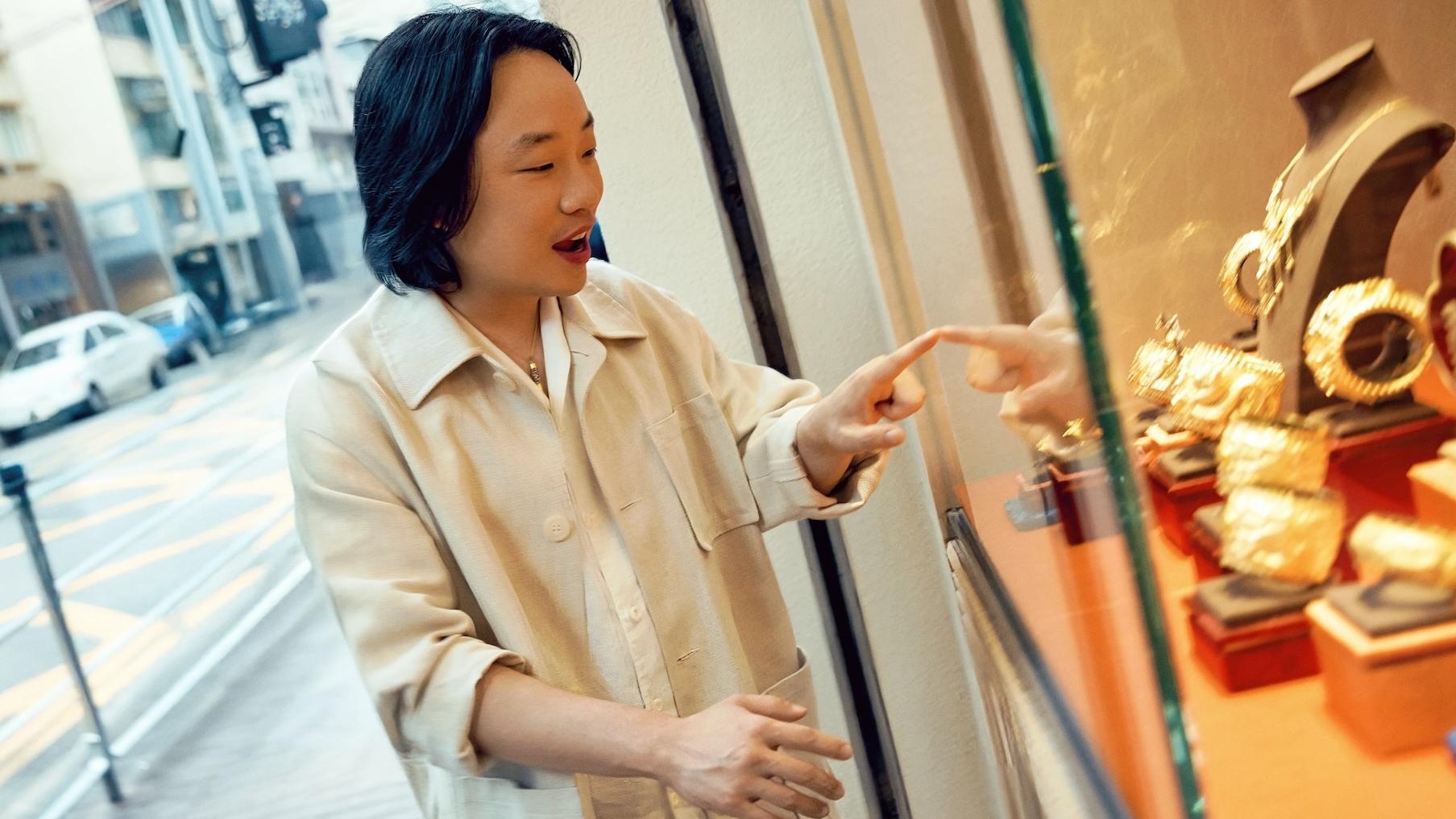 Jimmy O. Yang歐陽萬成快閃深水埗 上演「尋金記」狂掃心頭好