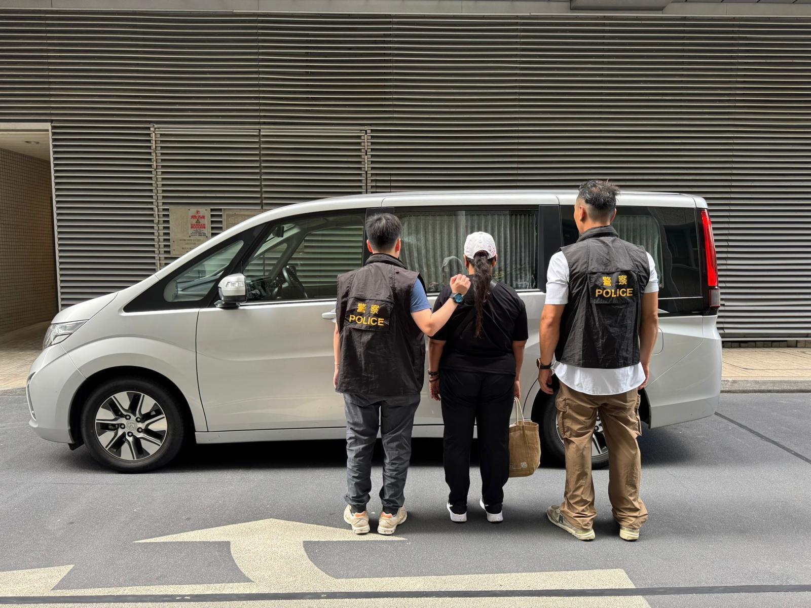 警聯同入境處灣仔拘兩印尼女，涉逾期居留被捕。(警方圖片)