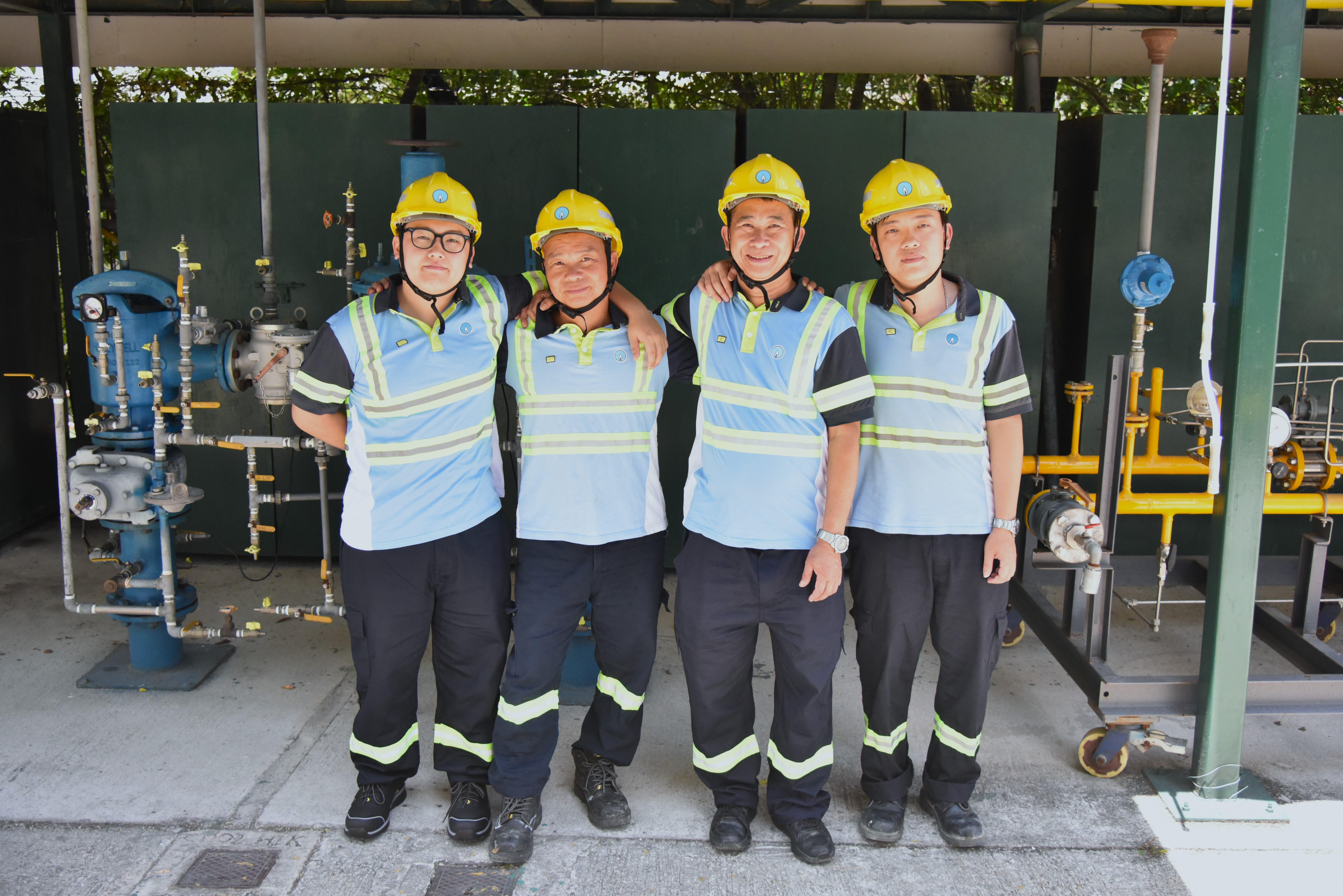 哥哥張杜萍（右一）及弟弟張禪（左一）與爸爸張堅文（左二）及大伯 張堅強（右二）合照，他們笑指雖然同於煤氣公司工作，但從沒有四人 一起穿著制服拍照，這是難得的機會。