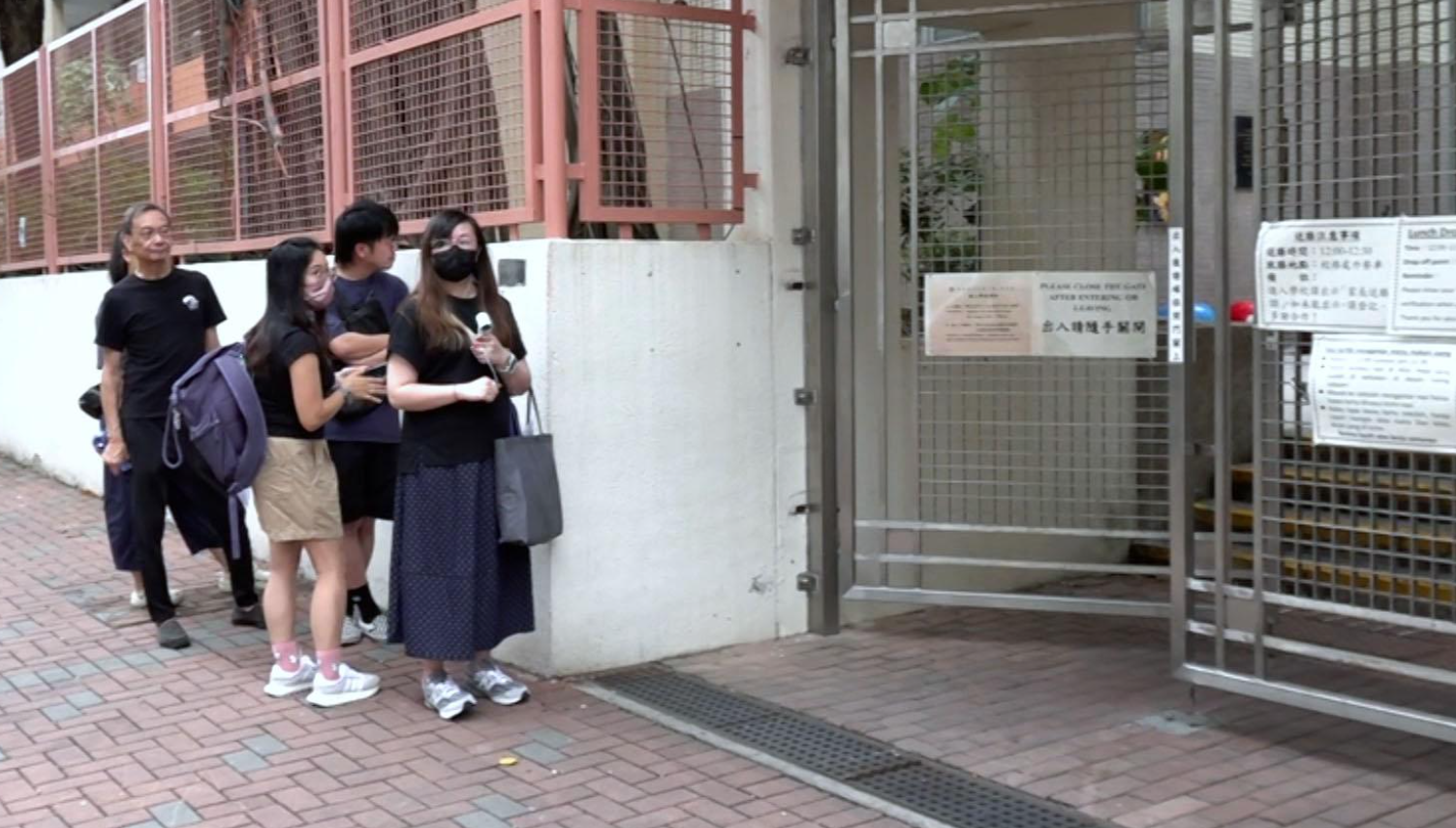 有家長早上7時半已在一間小學門外排隊，等候「叩門」，為子女申請候補位。(港台圖片)