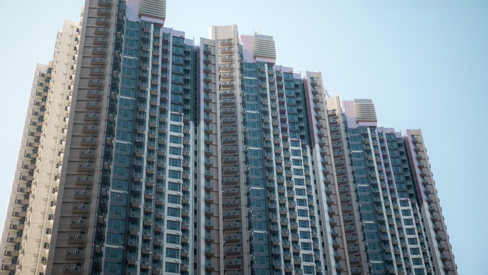 將軍澳日出康城SEA TO SKY海景套三房戶，5年樓價蒸發20%，帳面跌價逾240萬元。