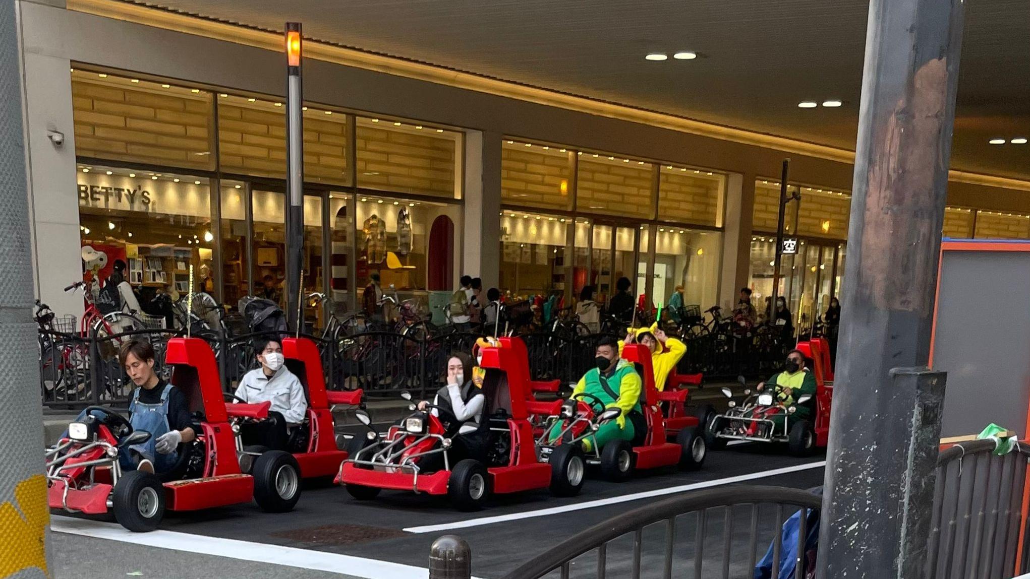 遊客在大阪難波駕駛小型賽車。(《am730》記者攝)