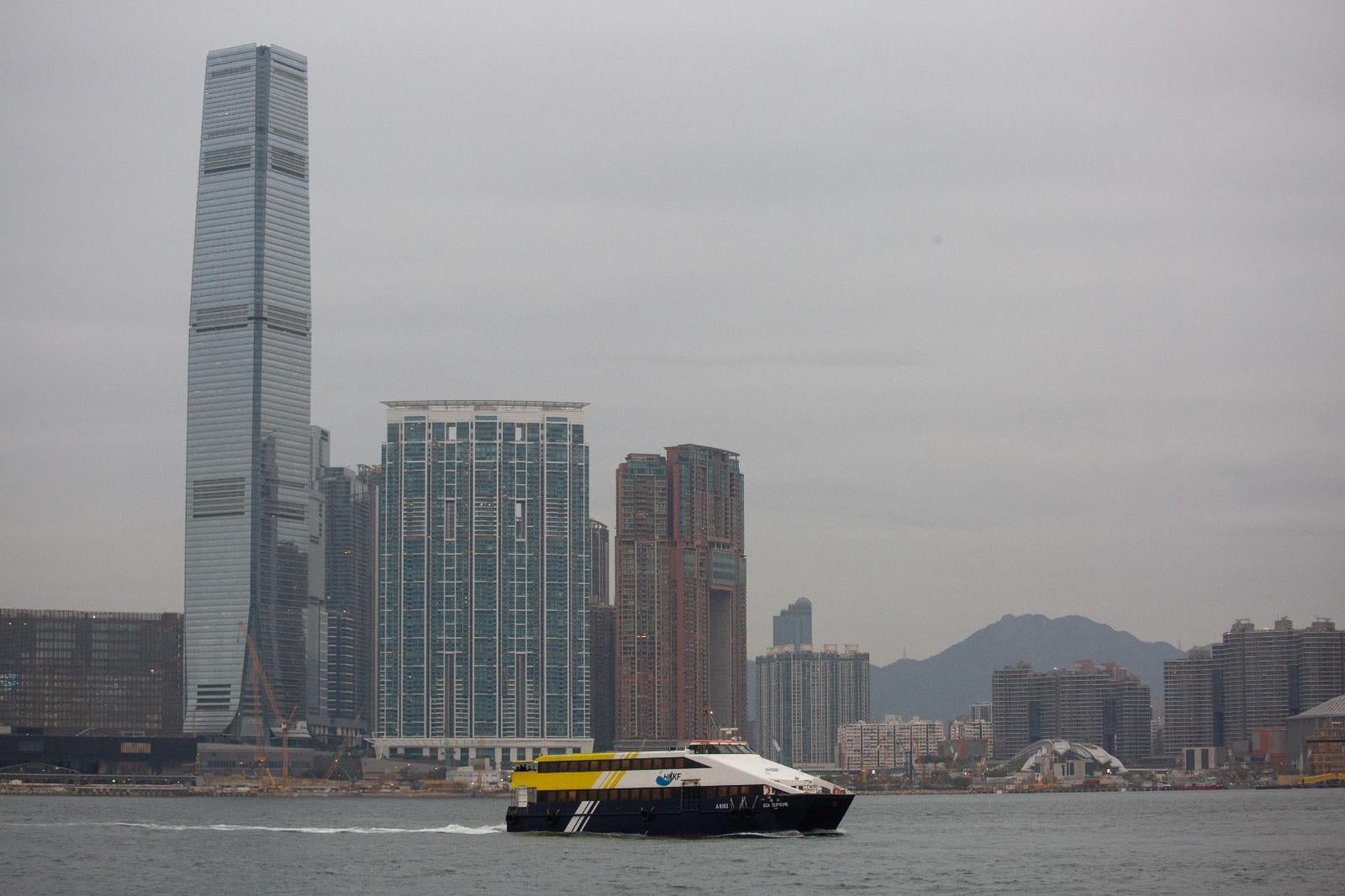 解放軍海軍山東艦航母編隊將於星期四起訪港5天（7月3日至7日）訪港，運輸署提醒市民，因應7月3日（星期四）及7月7日（星期一）早上的海上交通特別措施，渡輪服務將有所調整。