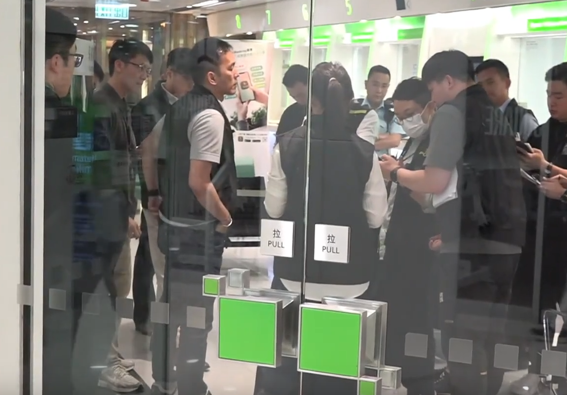 沙田第一城恒生銀行遇劫，警員在場調查(now新聞台畫面)