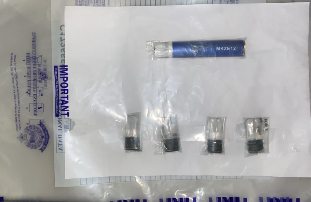 西九龍衝鋒隊人員今在深水埗南昌街巡邏期間，發現一名男子形跡可疑，遂上前截查。該男子試圖逃走，又一度作出反抗，警員遂將其制服。警員在該男子身上搜獲一支電子煙及5粒懷疑含有液態依托咪酯（俗稱「太空油毒品」）的煙彈。(警方提供)