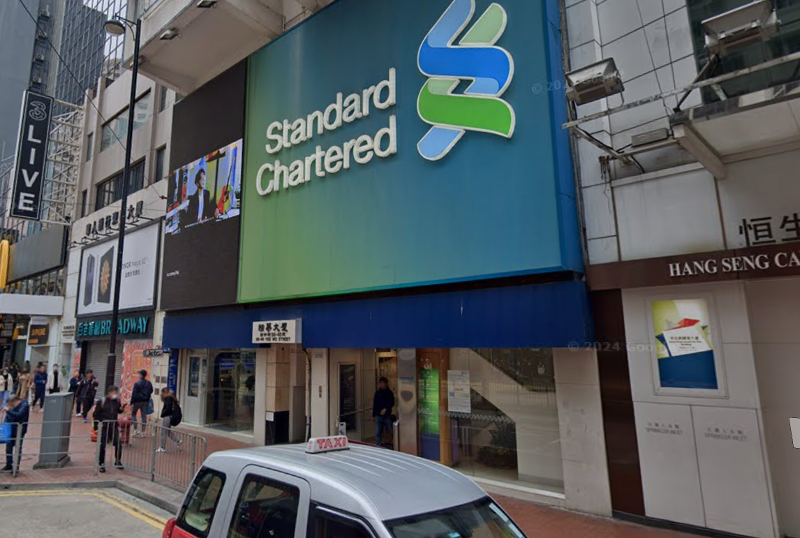 銅鑼灣怡和街38至40A號一名渣打銀行職員報案，指一名女子出示懷疑偽造的身份證明文件，要求開設銀行戶口。警員接報到場，經初步調查後，以涉嫌「行使虛假文書」拘捕一名姓黎54歲內地女子，她現正被扣留調查。(GoogleMap)