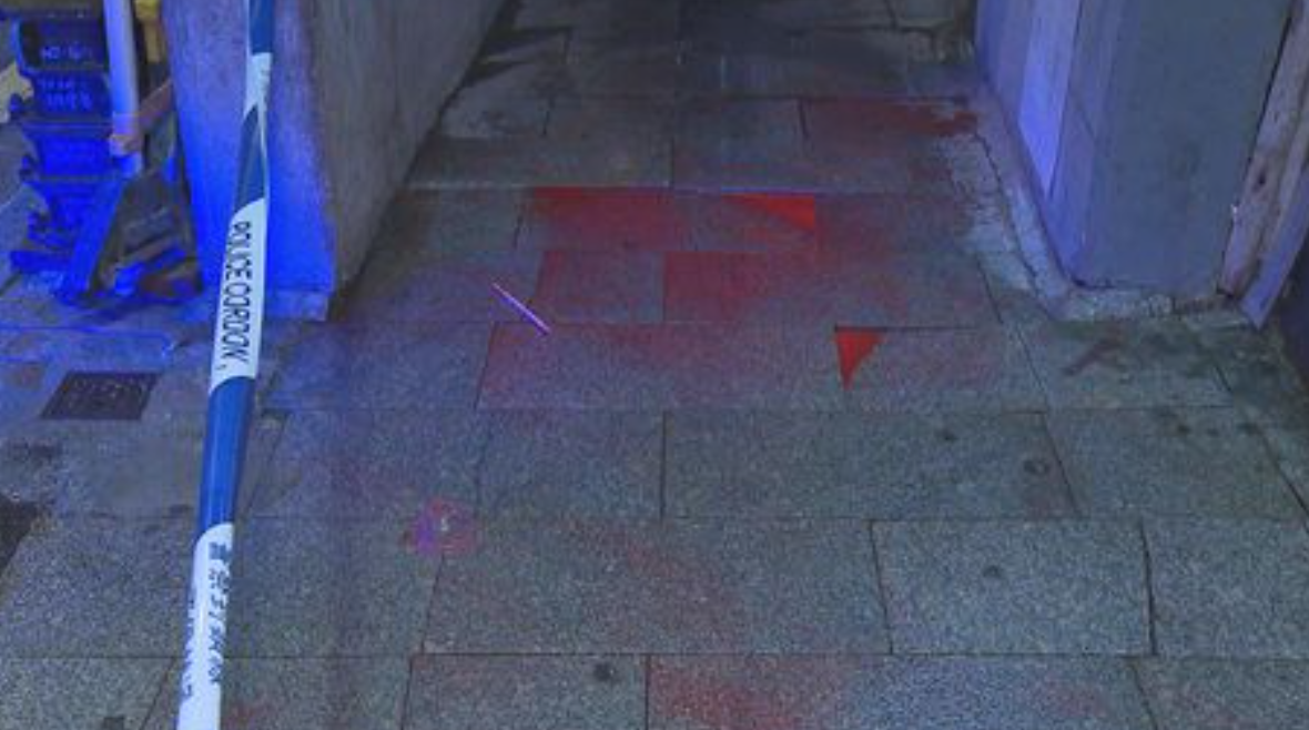 有女子在中環被人淋紅油。警方初步調查懷疑與非法收債有關。(無綫新聞畫面)