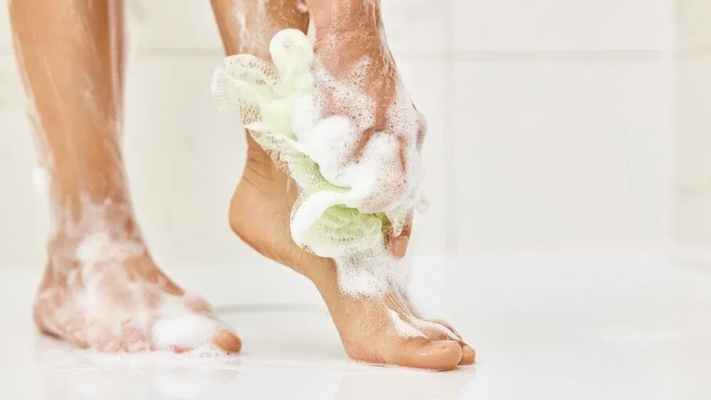 r專家指出，腳部環境潮濕、溫暖，未清洗乾淨容易成為微生物的繁殖溫床，提醒大眾應正確洗腳，避免微生物孳生造成腳部異味或引發感染。