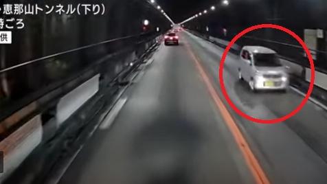 對面線汽車車cam拍到私家車在隧道逆線行駛的情況(紅圈示)。(互聯網)
