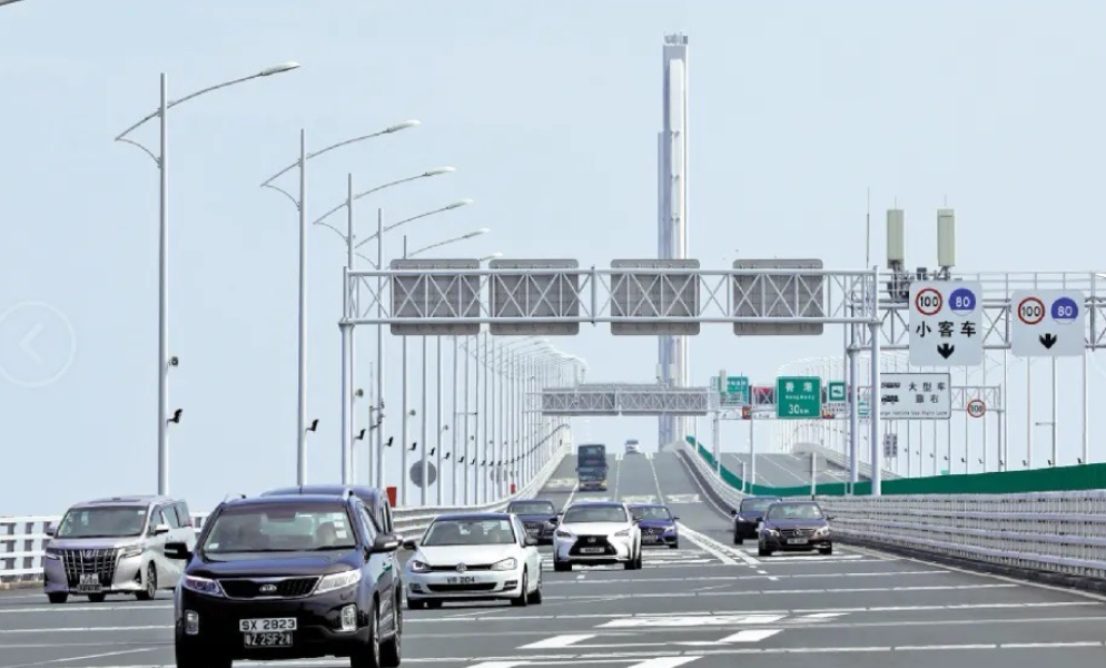 運輸及物流局表示，特區政府正繼續與內地探討「粵車南下」的方案及實施安排，預期今年內公布相關細節。(新華社)