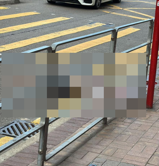 警方接獲一名司機報案，指一名男子從高處墮下，倒卧佐敦柯士甸道及松山道交界近路邊鐵欄，身首異處當場亡。車cam L（香港群組）fb