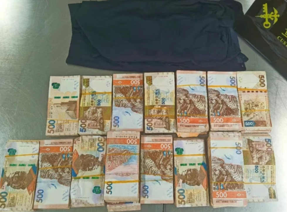深圳羅湖海關查獲有旅客在身上藏匿114.2萬港元，企圖入境香港。(內地海關總署)