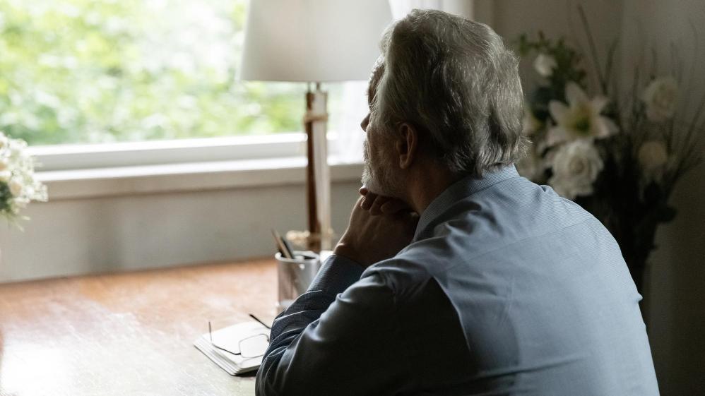 照顧者或醫生可以依據獨感與認知狀態，調整溝通方式，例如採用具體簡明的語句、搭配視覺提示、重複確認等溝通策略，提升高孤獨感長者的理解與參與程度。