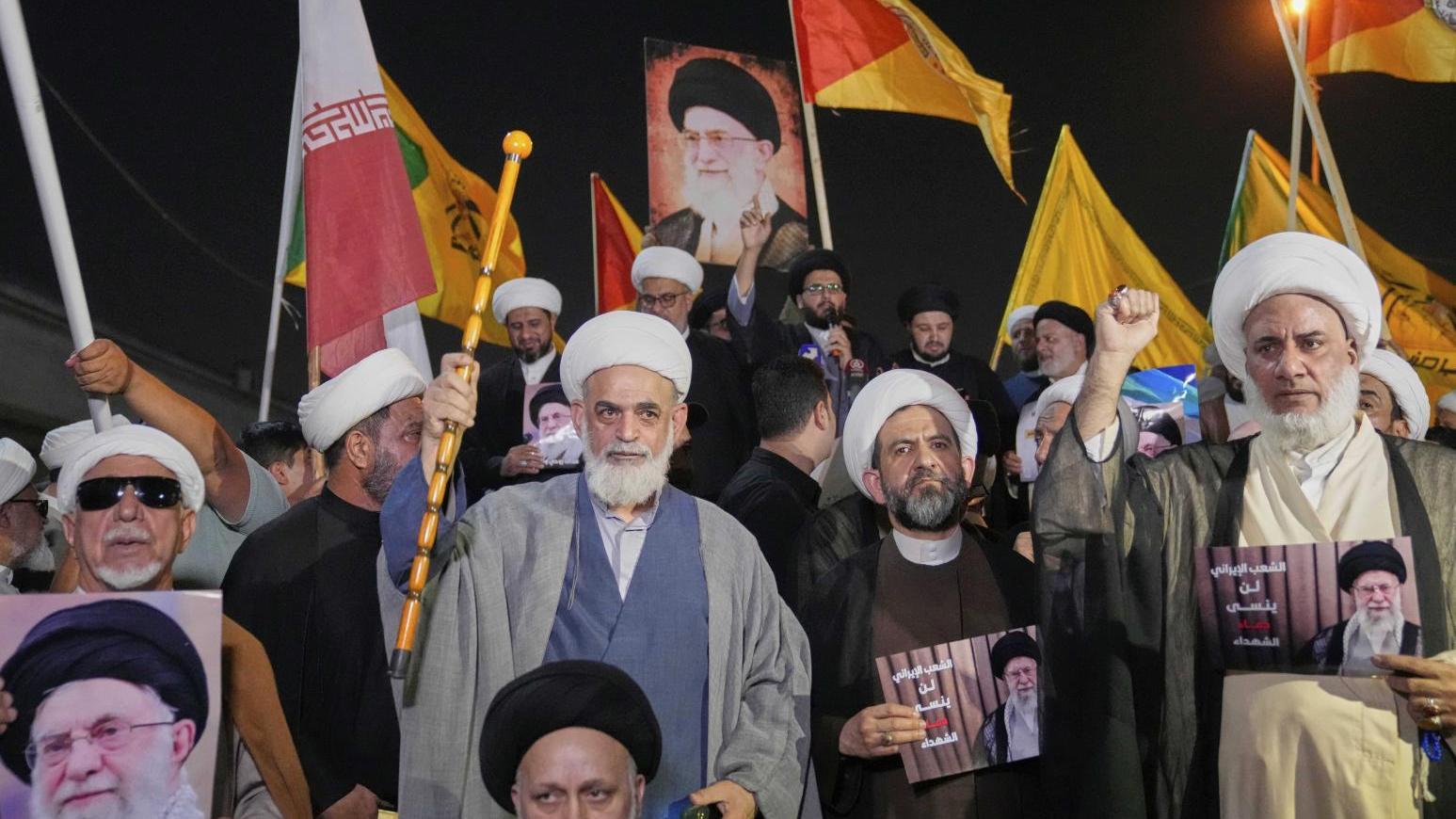 伊拉克什葉派牧師舉著伊朗最高領袖哈梅內伊的肖像，抗議以色列襲擊伊朗多個城市。（圖／美聯社）