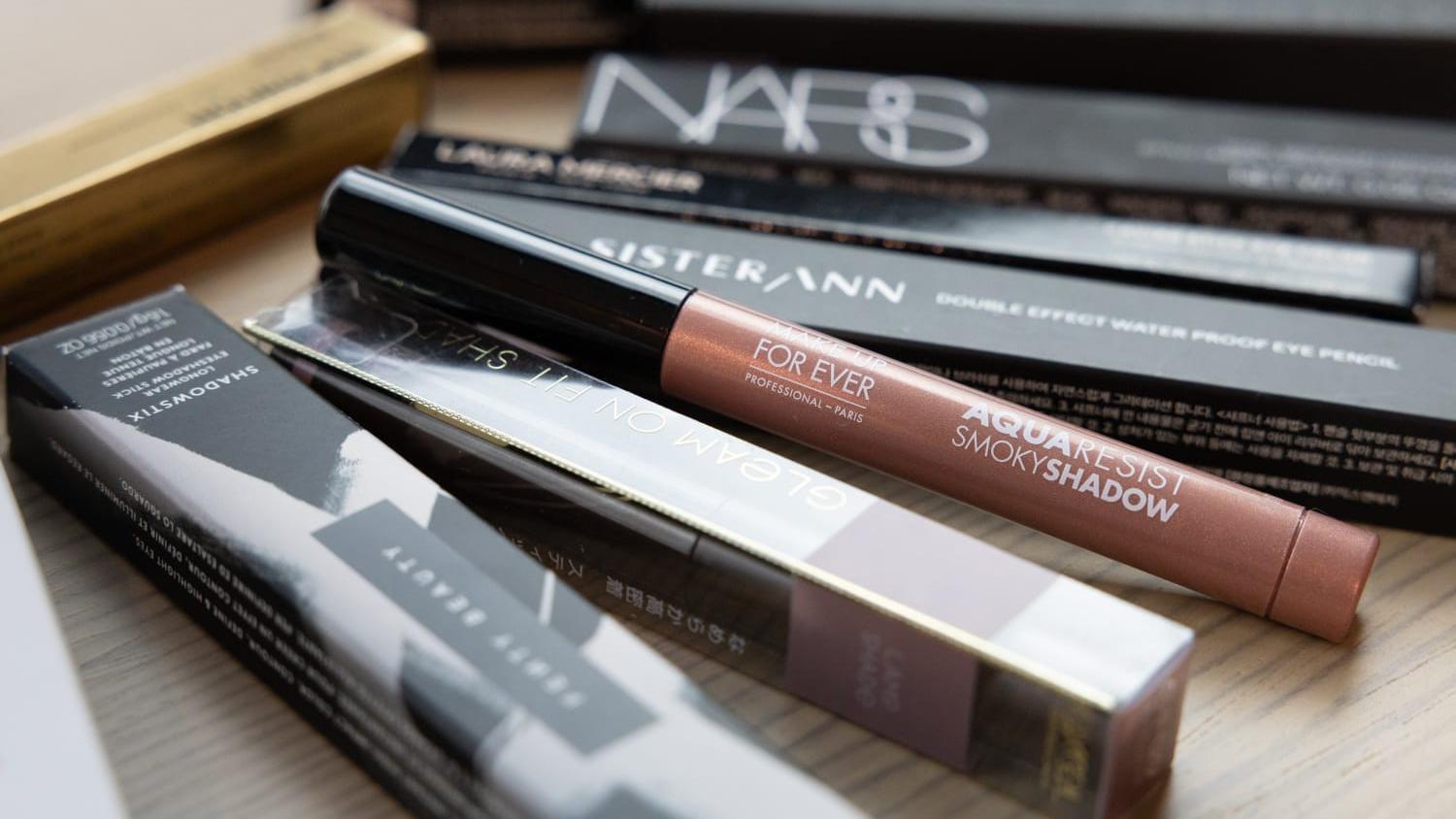 消委會測試眼影筆產品。（蘇文傑 攝）