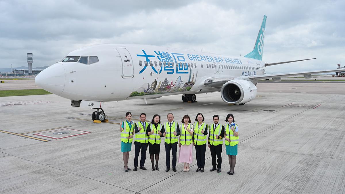 曾國衞(左四)期望飛機能成為說好灣區故事的空中大使。(政府新聞處)