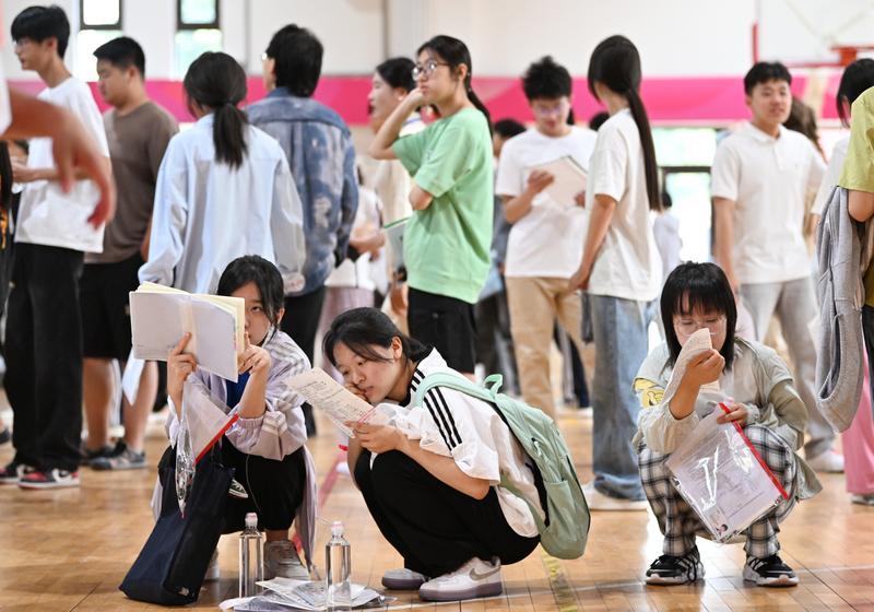 彭博報道，內地為防止學生在高考期間利用AI工具作弊，阿里巴巴（9988）旗下通義千問（Qwen）等多款AI應用程式，據報在高考期間均暫停圖像識別在內等多項功能。(新華社)