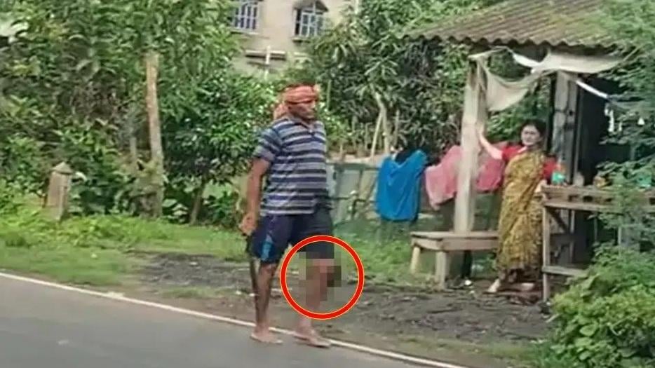 曼達爾左手拿著頭顱，右手手持長刀在街上行走，有居民好奇張望。(互聯網)