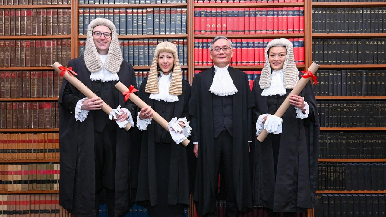 張舉能（右二）與新獲委任的資深大律師林定韻（左二）、林芷瑩（右一）和白天賜（左一）合照。(司法機構提供)