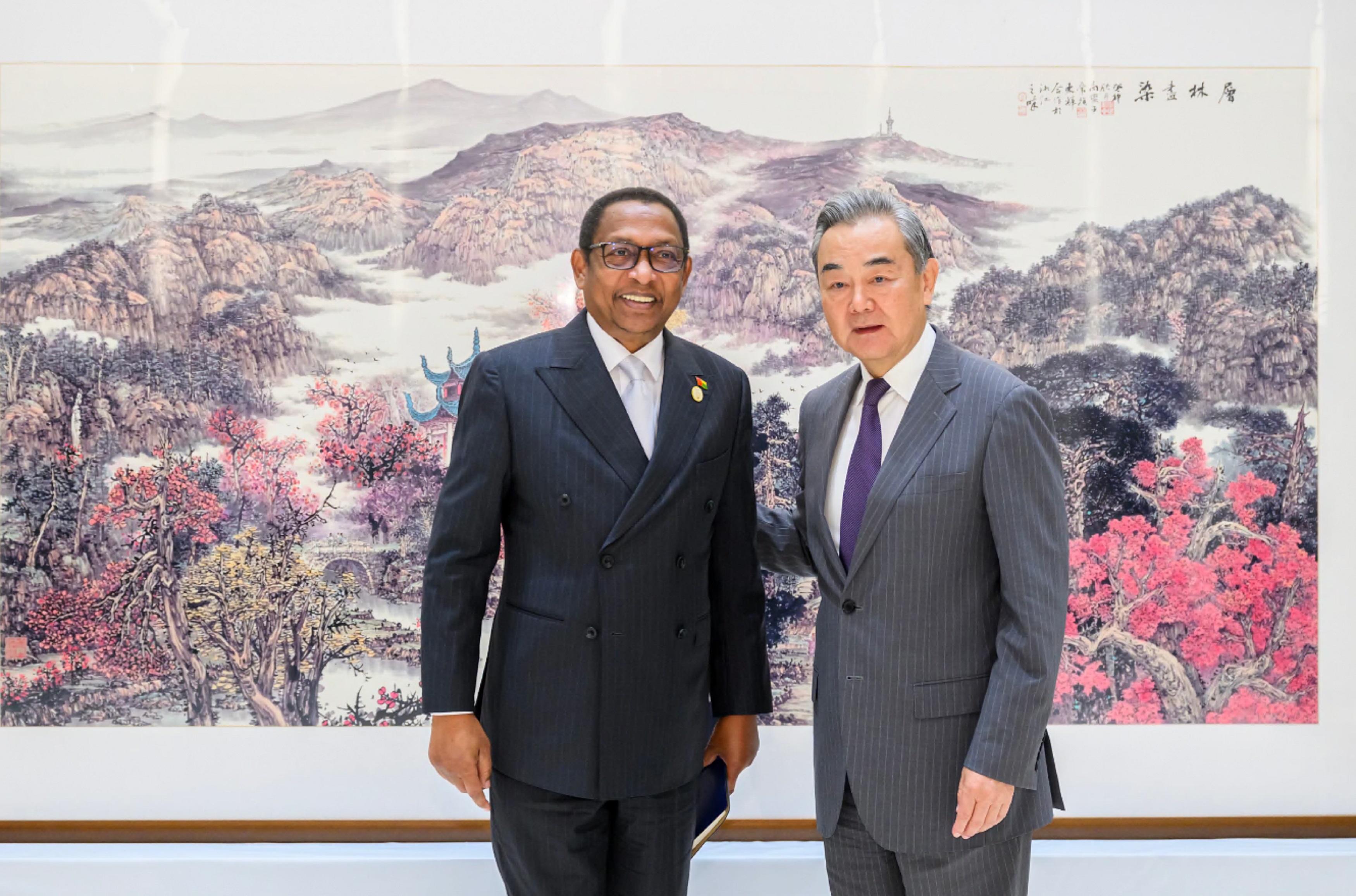 王毅在長沙會見佩雷拉。（新華社）