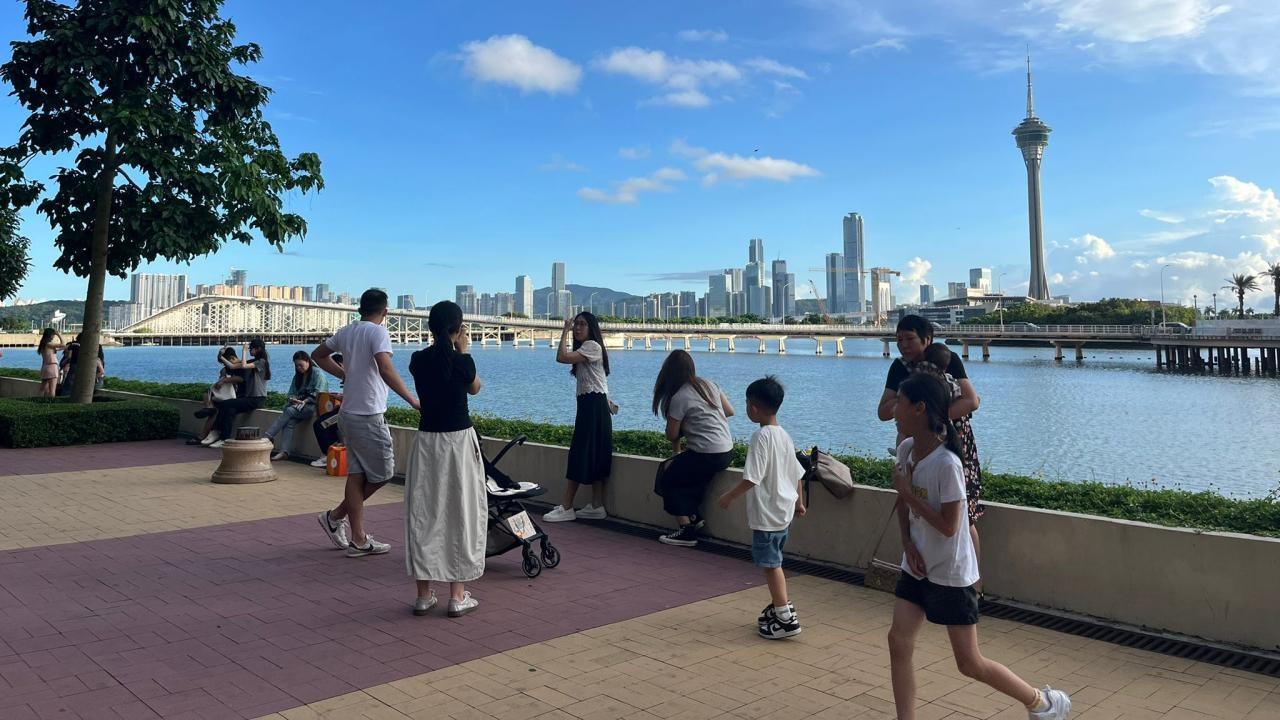 澳門商界希望政府可以著力將新口岸區，連通外圍的沿海休閒區域，吸引在附近大型博企的人流入區。（香港電台）