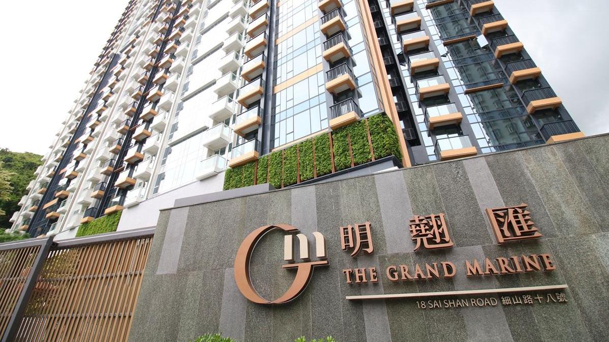 青衣半新盤明翹匯一伙套三房靚景戶，最新樓價較4年前一手價大跌270萬元，跌幅有26%。