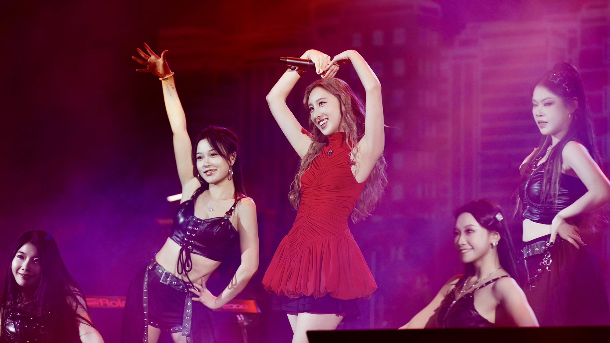 許靖韻新歌乜都未有搶先唱 老友神秘現身支持尾站