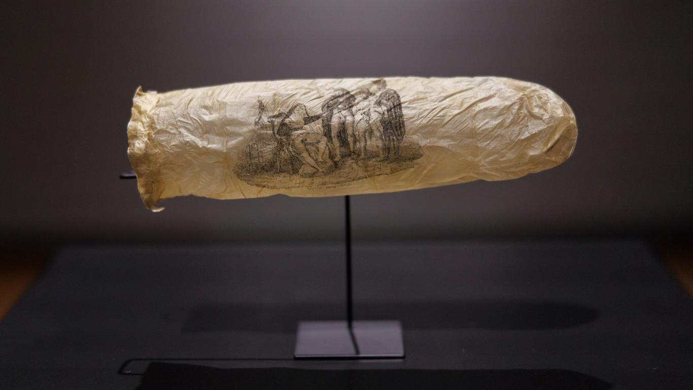 估計有200年歷史的安全套。(美聯社)