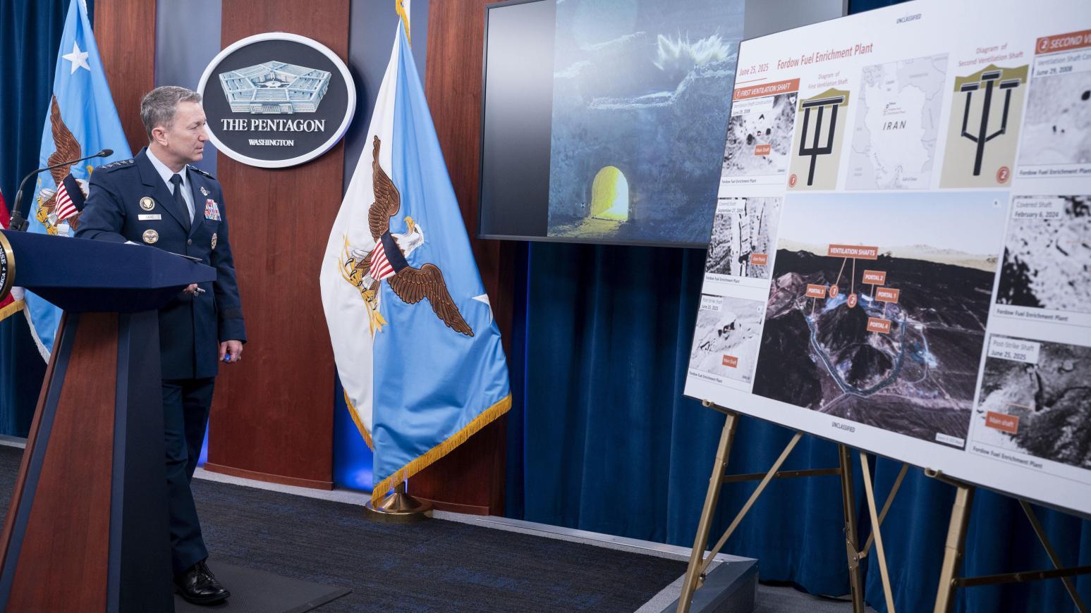 美國參謀長聯席會議主席肯恩26日在記者會，披露襲擊伊朗福爾多核設施炸彈的測試影片。（圖/美聯社）