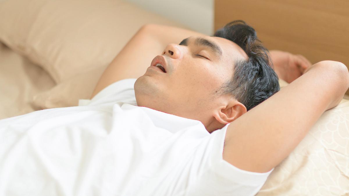 有些人睡著後真的無法控制姿勢，手會自然抬上去。