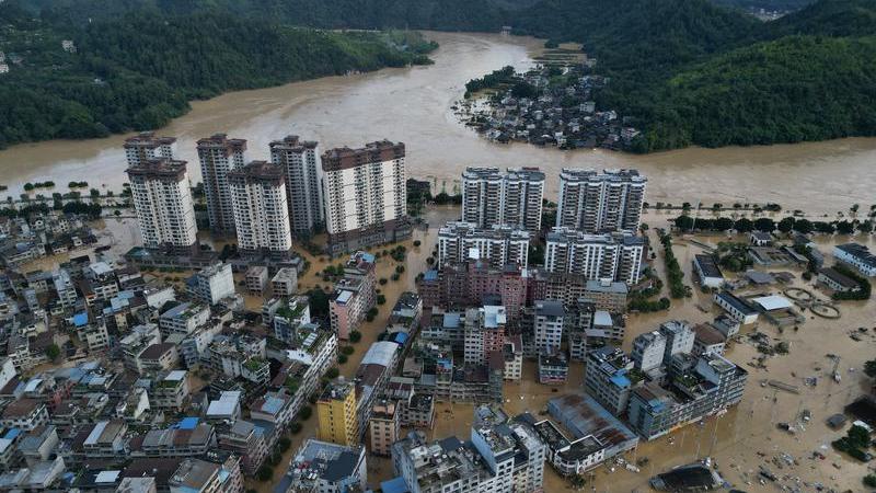 貴州榕江縣多處城區周六被洪水淹浸。(新華社)