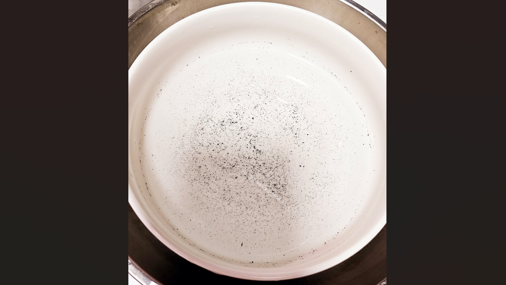 粉嶺山麗苑食水同出現黑色沉積物(皇后山居民群組圖片)