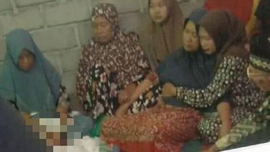 網上流傳女子與遺體結婚的畫面。(互聯網)