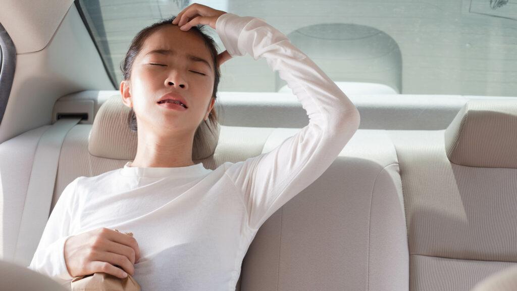 專家表示，應盡量坐在汽車的前座，眼睛注視著地平線，避免閱讀和看手機；新鮮空氣和愉快的環境氛圍也可能有助於分散注意力。