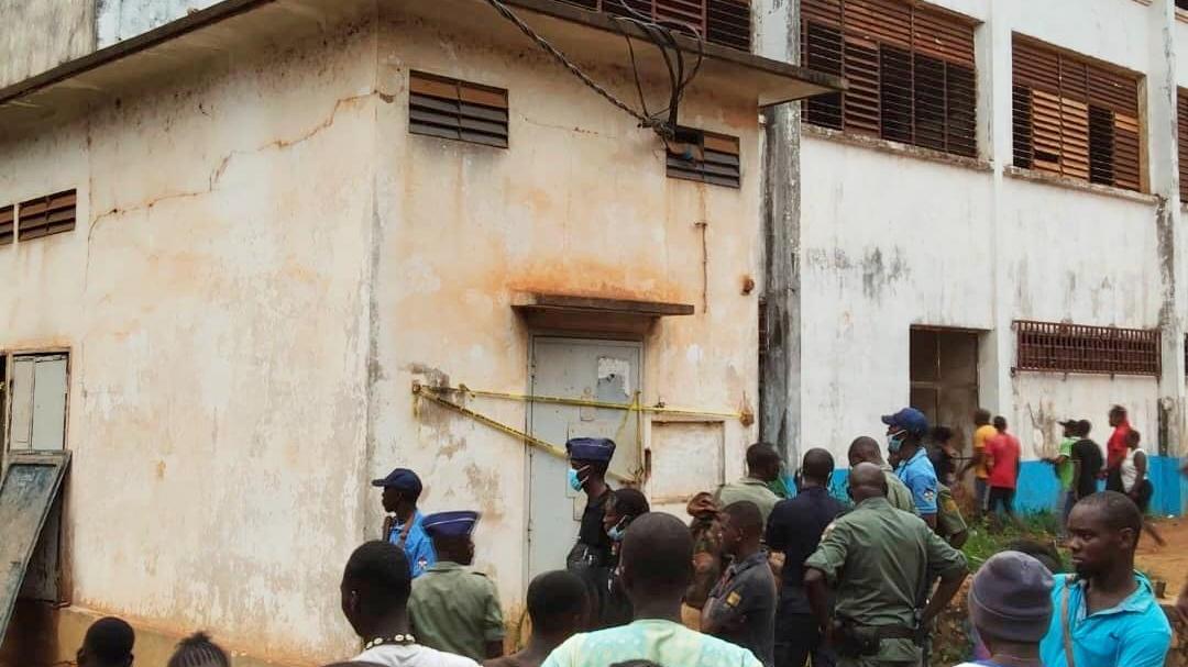 班基一間學校發生人踩人事件，人們聚集在事發現場。（圖／美聯社）