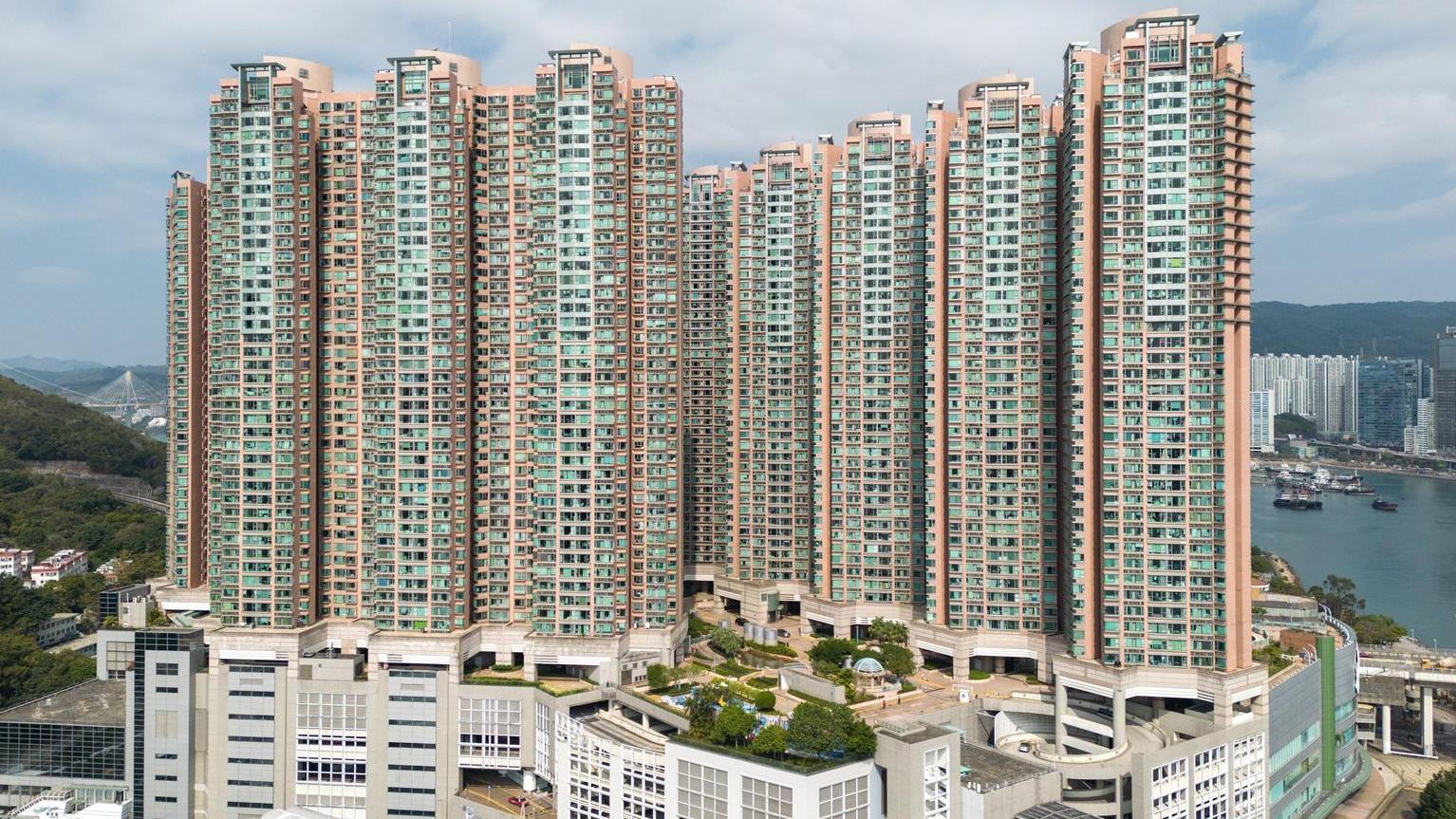 青衣鐵路屋苑盈翠半島套三房於2009年買入，16年升價近一倍。