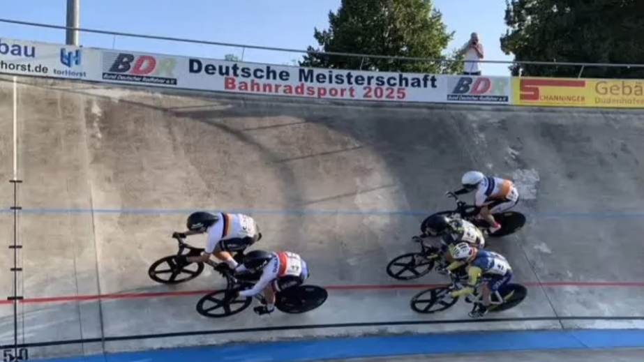 德國的場地單車賽發生罕見意外，兩車手撞向觀眾造成多人受傷。(網上圖片)