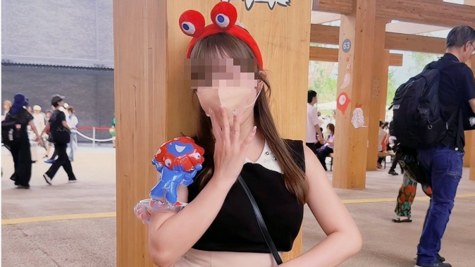 日本社交平台流傳有女子在世博會內露內褲拍照，引起世博會主辦方批評。(網上圖片)