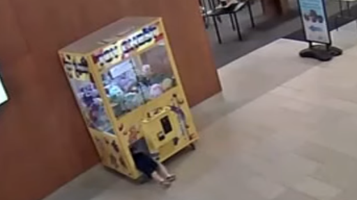 美國一個小孩爬入一部夾公仔機內被困。(影片截圖)