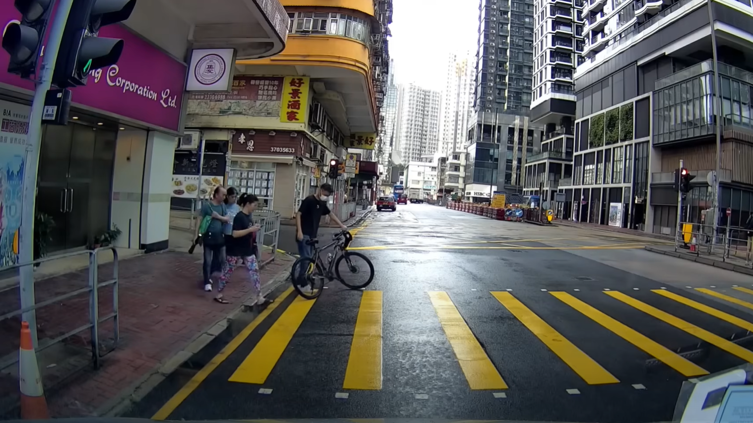 司機把自行車泊出馬路。(FB車cam L（香港群組）)