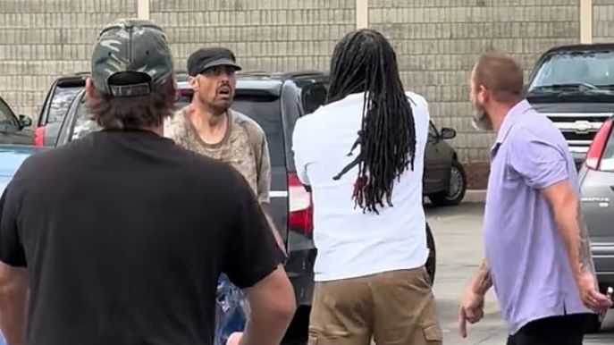 美刀手闖沃爾瑪隨機斬人11傷 有人慘遭割喉戮眼 英勇民眾制伏兇徒(有片)