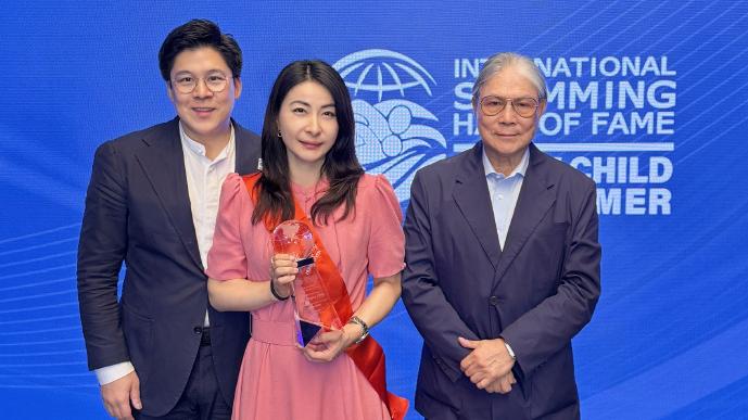 郭晶晶入選國際游泳名人堂 霍啟剛發文祝賀 飛新加坡陪太太領獎
