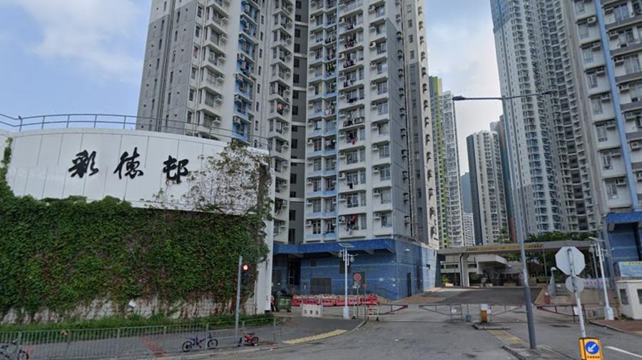 牛頭角彩德邨2車被毀，追緝紅色背心男。(Google Map)