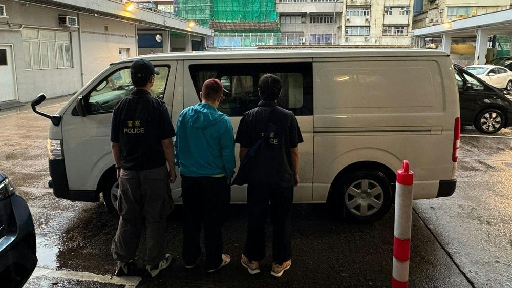 警旺角搗破賣淫場所檢避孕套，53歲男被捕。(警方相片)