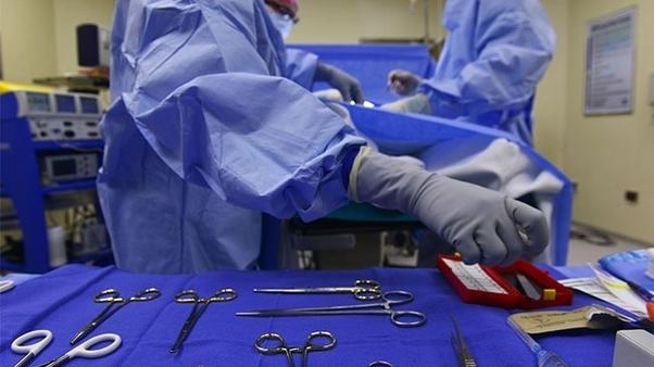 男子腎臟移植後寄生蟲佈全身，從肺部蔓延至皮膚。