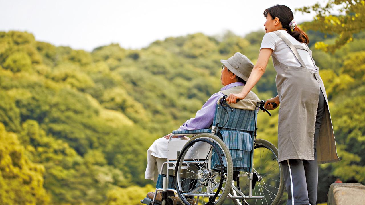 照護壓力臨界點 八成退休照顧者「以老護老」