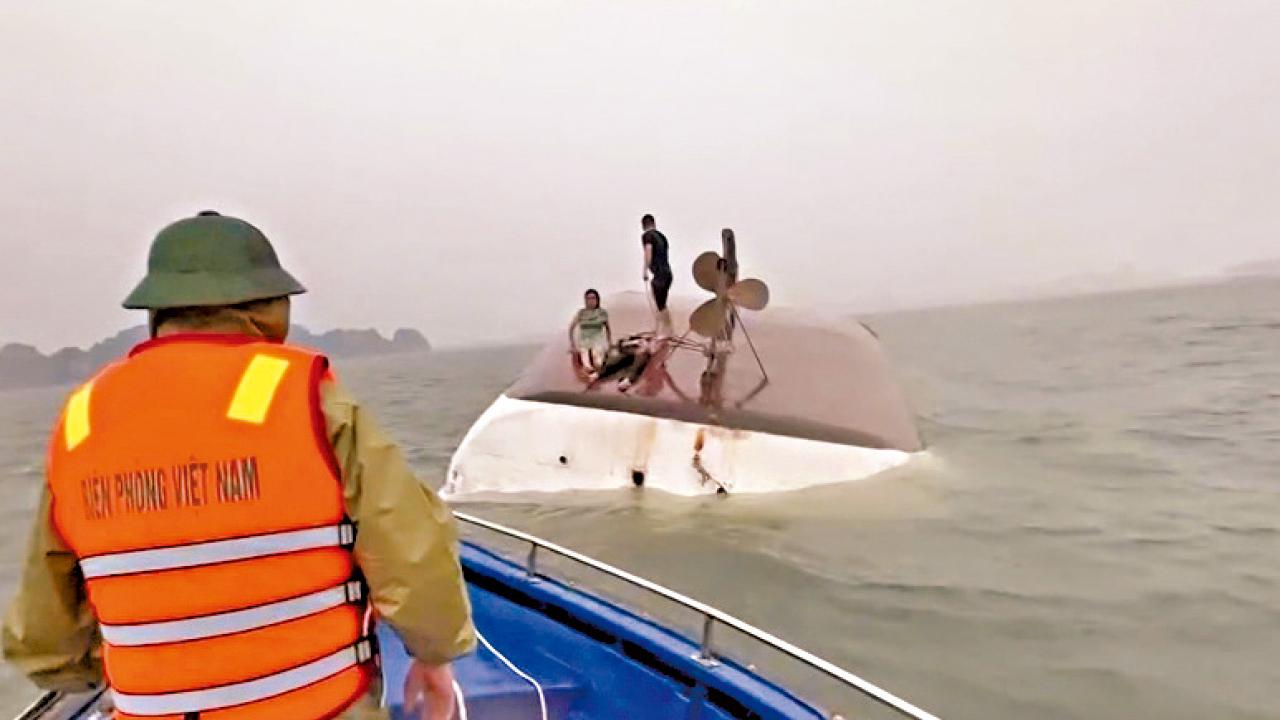 越南下龍灣觀光船翻沉35死4失蹤 10歲童困船艙4小時獲救