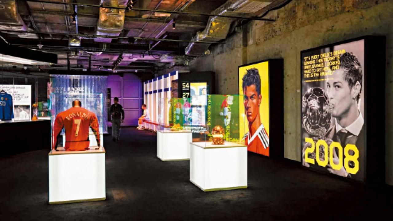 C朗博物館開幕 與10雕像合照