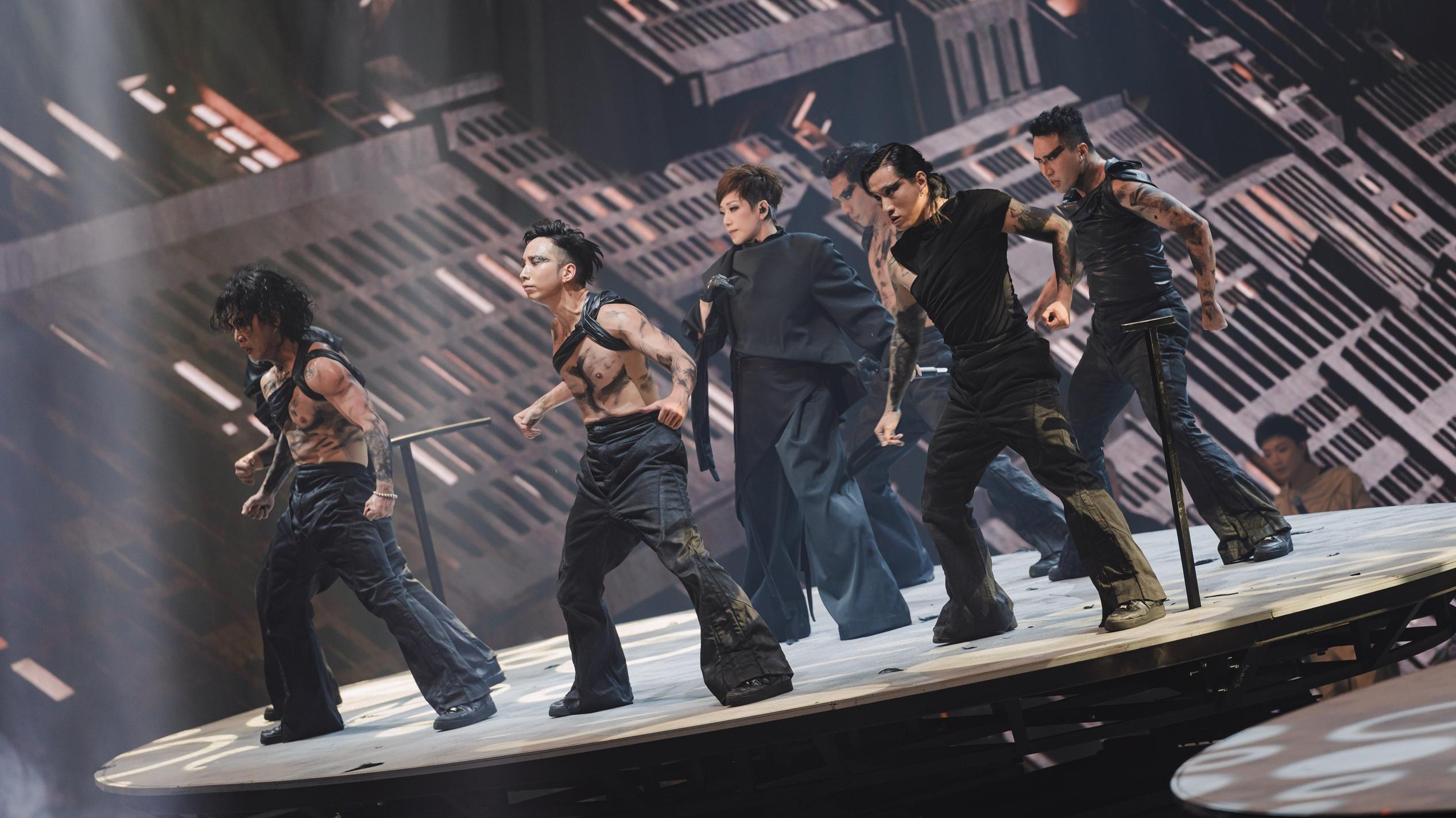 林憶蓮澳門演唱會｜八號風球前夕兩度encore唱《微涼》答謝歌迷 取消今晚場次延至7.25